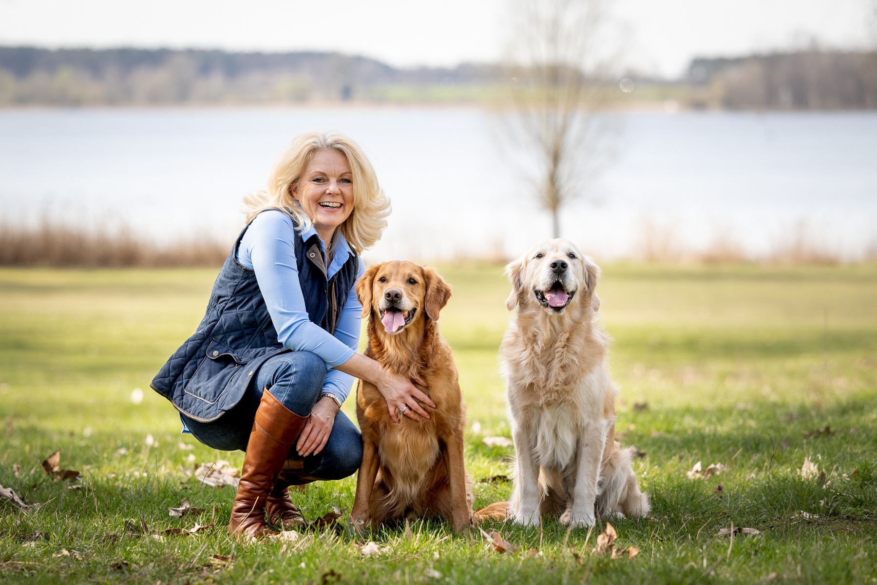 Veronika Kröger mit ihren Hunden Jayden und Aaron am See