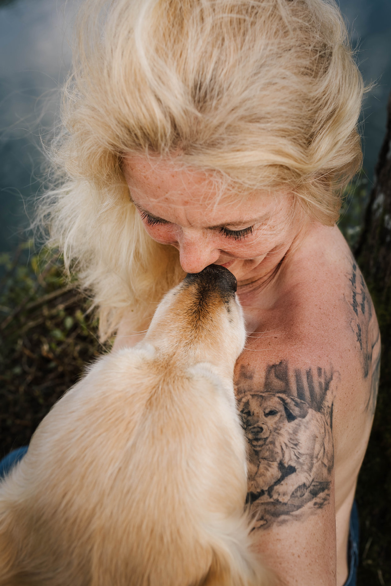 Veronika Kröger küsst ihren ältesten Hund Aaron – ein Bild von tiefem Vertrauen und Bindung